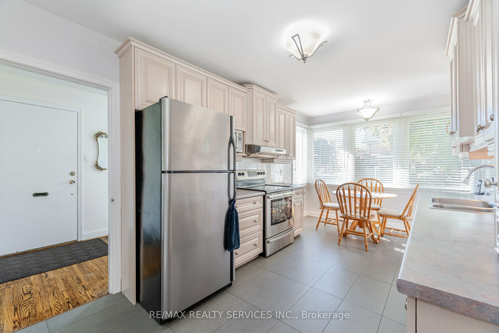 18 Wellington Street W
