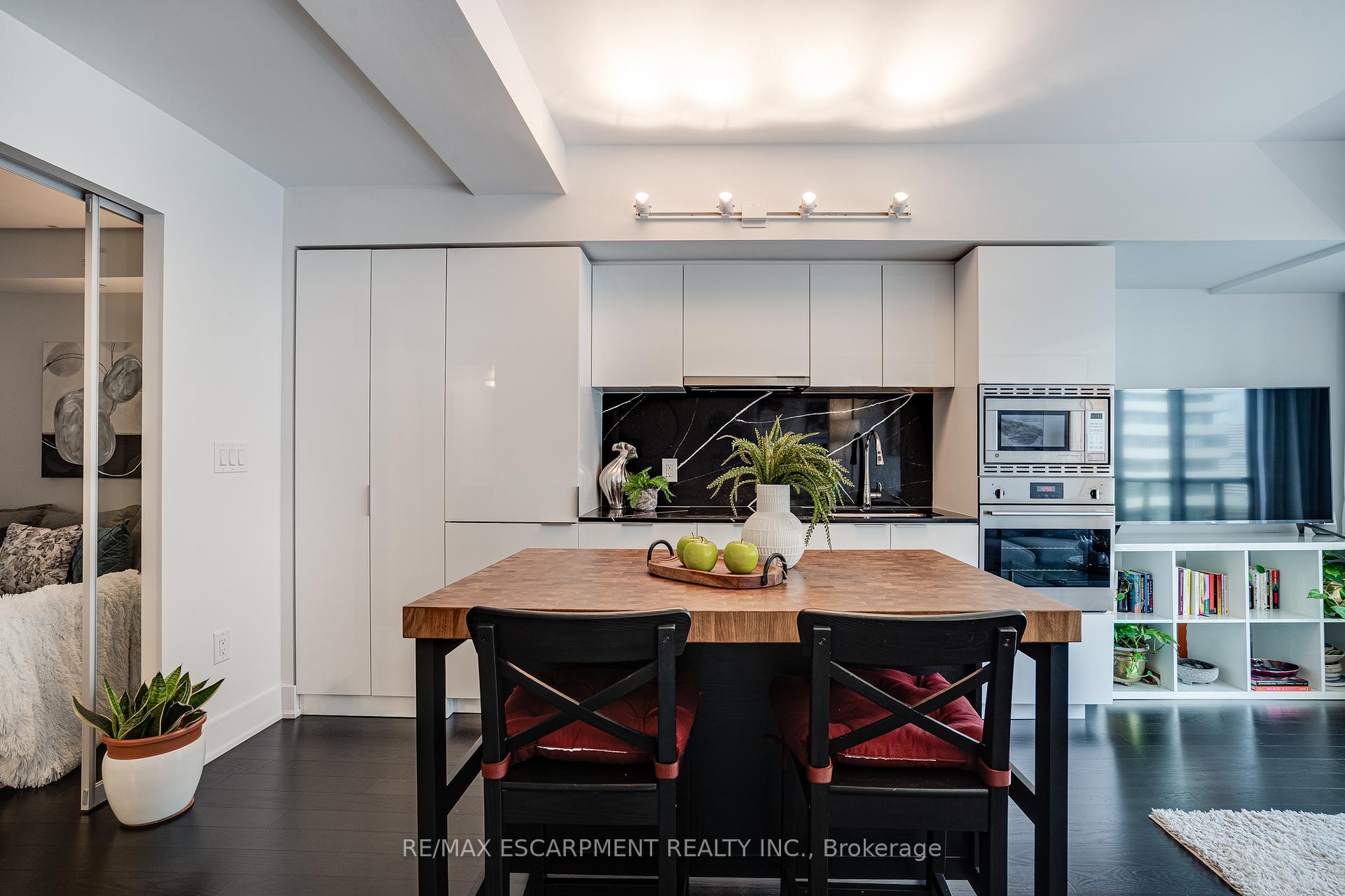 3 Bedrooms Condo at 955 BAY, Toronto For sale