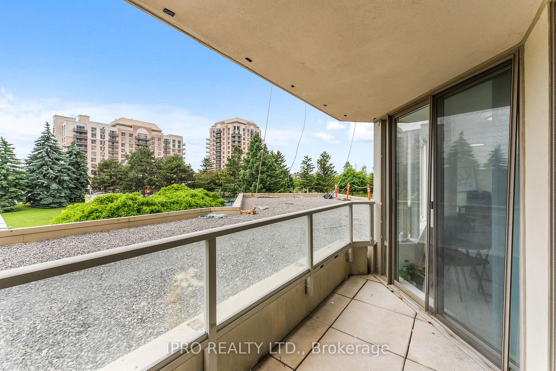 3 Bedrooms Condo at 700 Constellation, Mississauga For sale