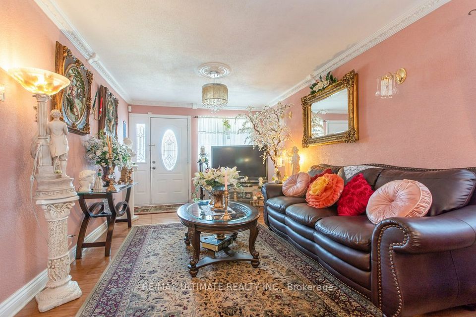 110 Aileen Avenue, Toronto, ON M6M 1E9