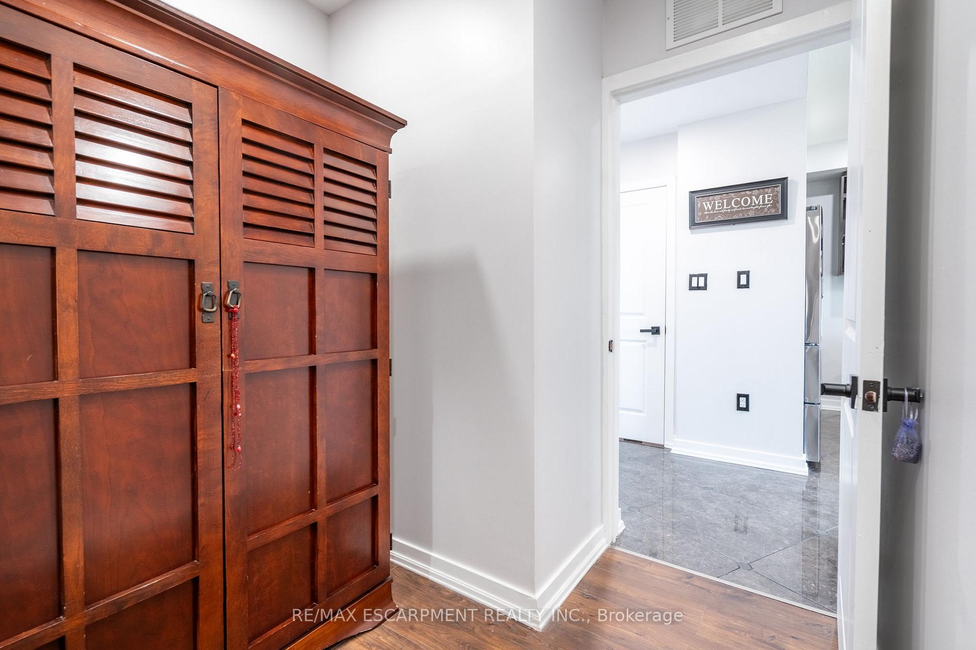 2 Bedrooms Condo at 125 Shoreview, Hamilton For sale