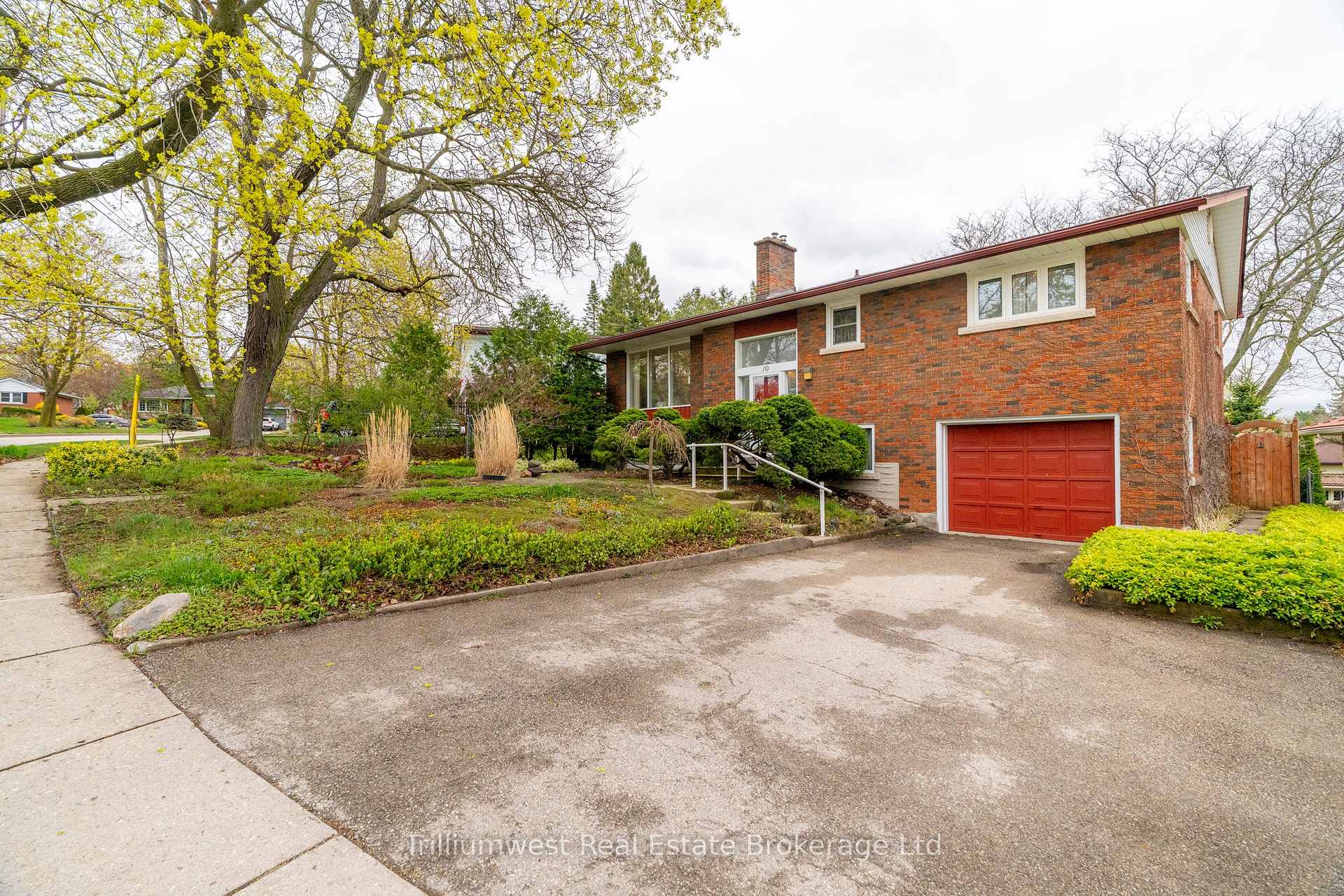 10 Knightswood Boulevard, Guelph, ON N1E 3W4