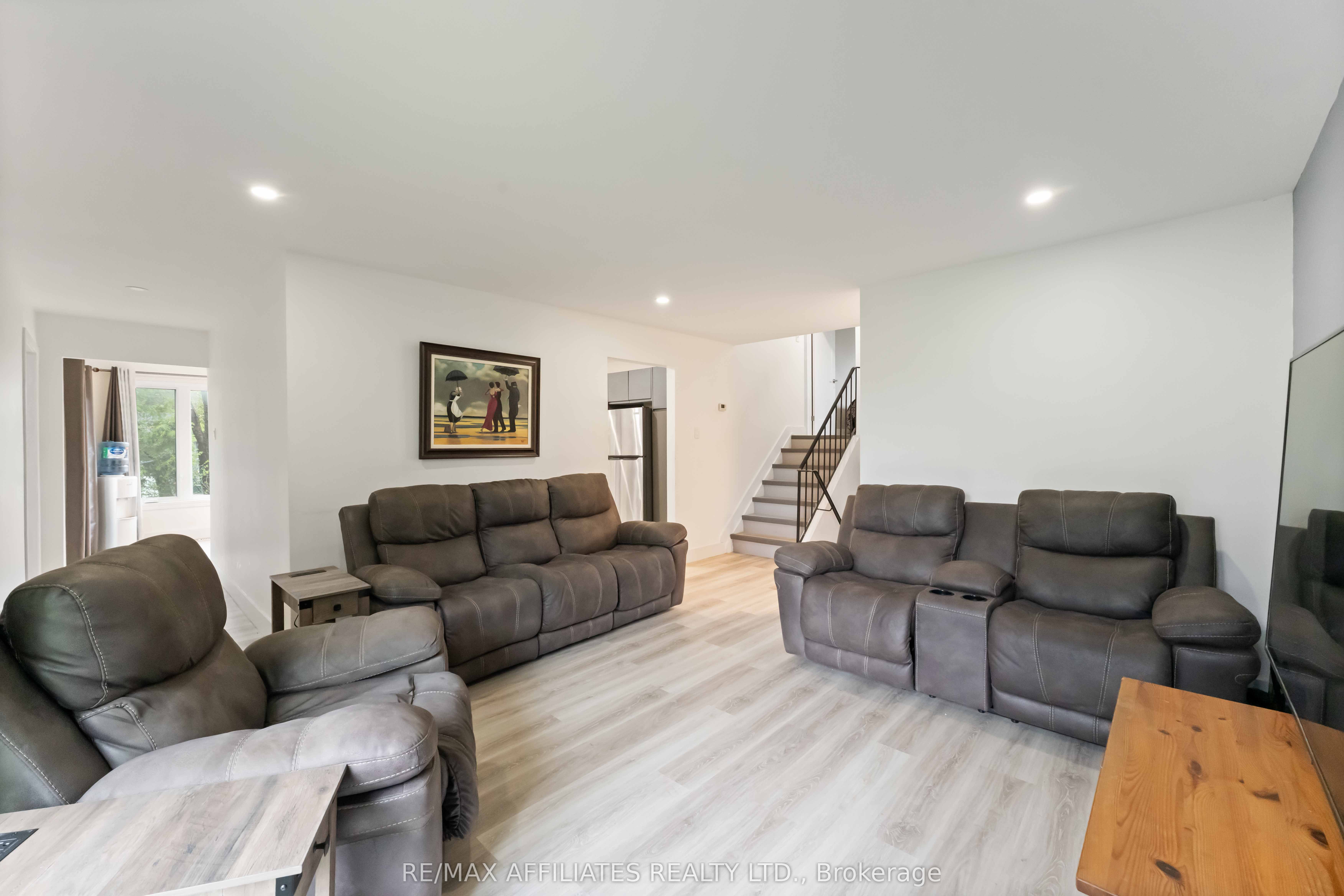 2 Teakwood Court
