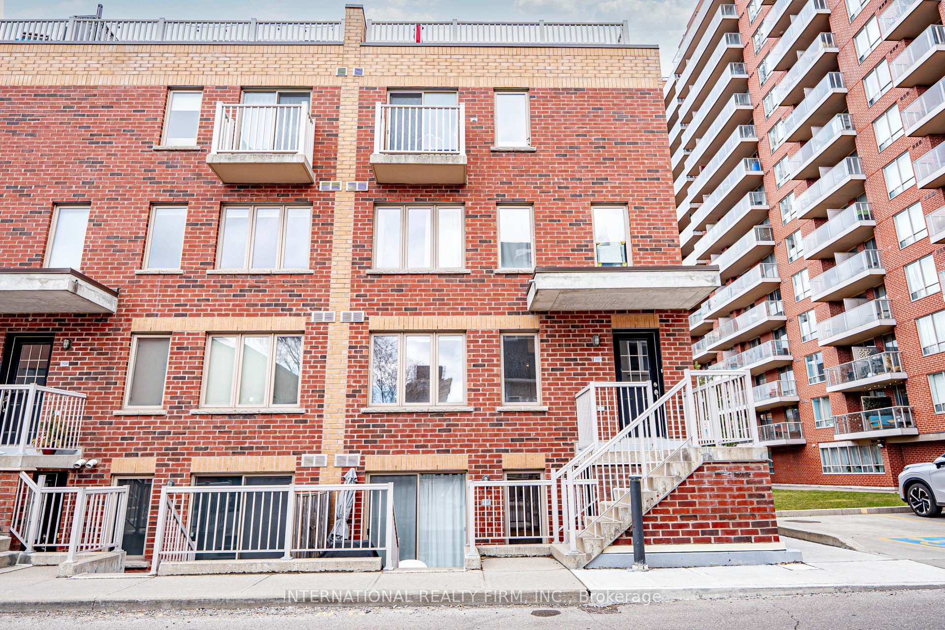 3 Bedrooms Condo at 1 Ruttan, Toronto For sale