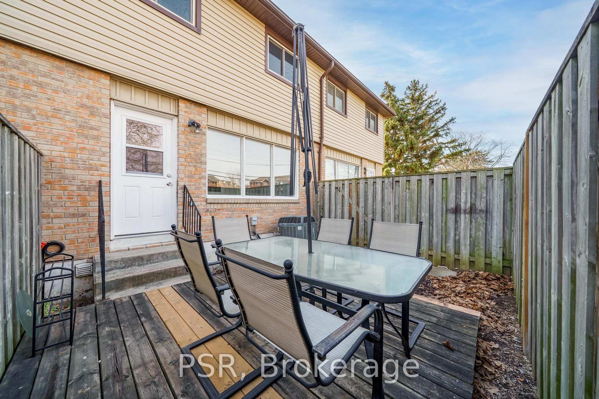 3 Bedrooms Condo at 10 Angus, Hamilton For sale