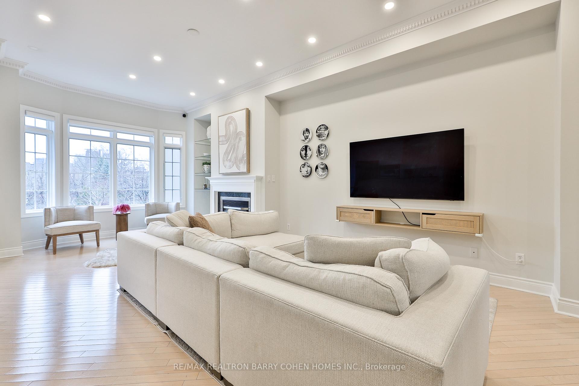 4 Bedrooms Condo at 8 Rean, Toronto For sale