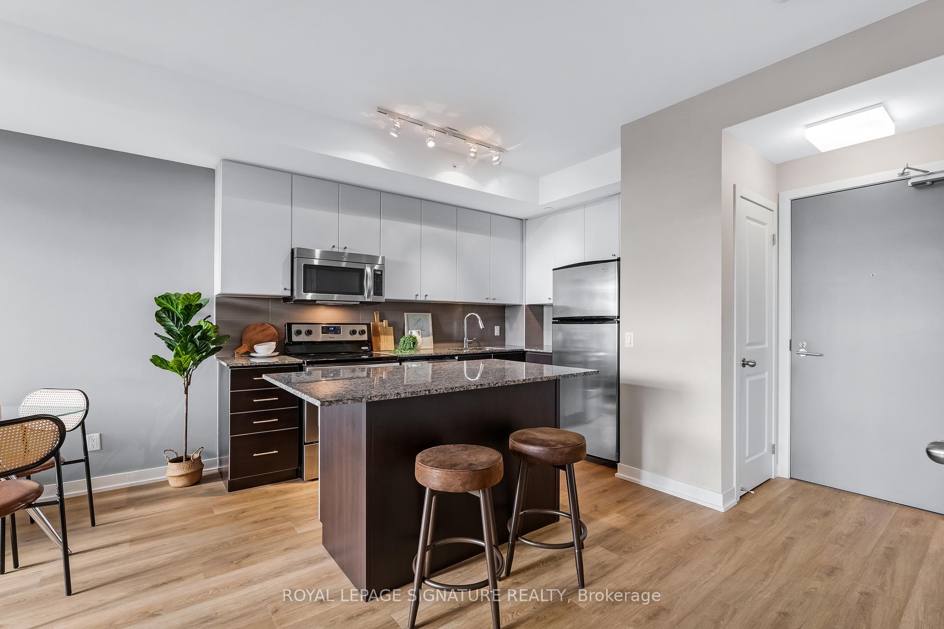 2 Bedrooms Condo at 8 Fieldway, Toronto For sale