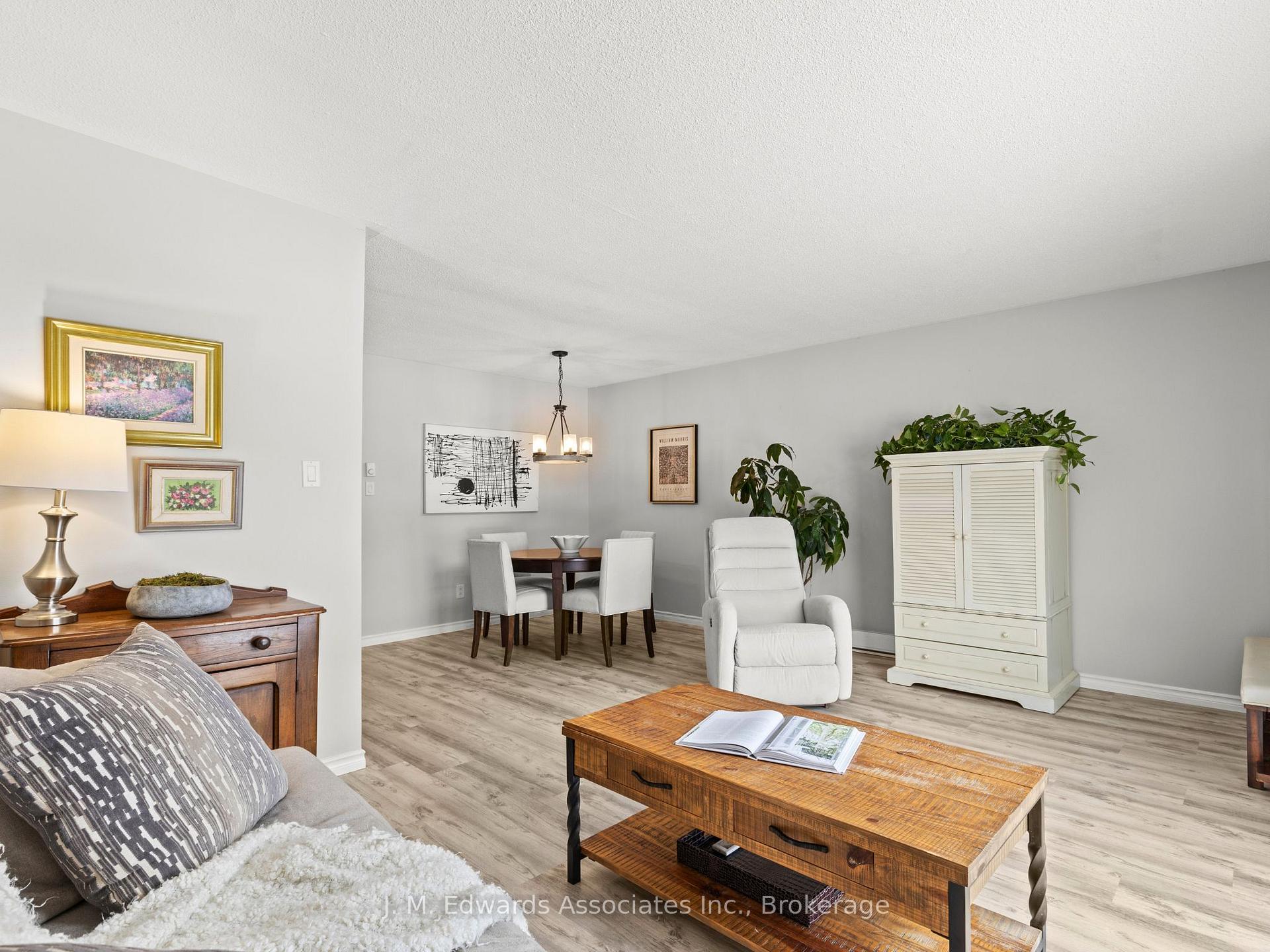 3 Bedrooms Condo at 61 Sarah,  Oakville For sale