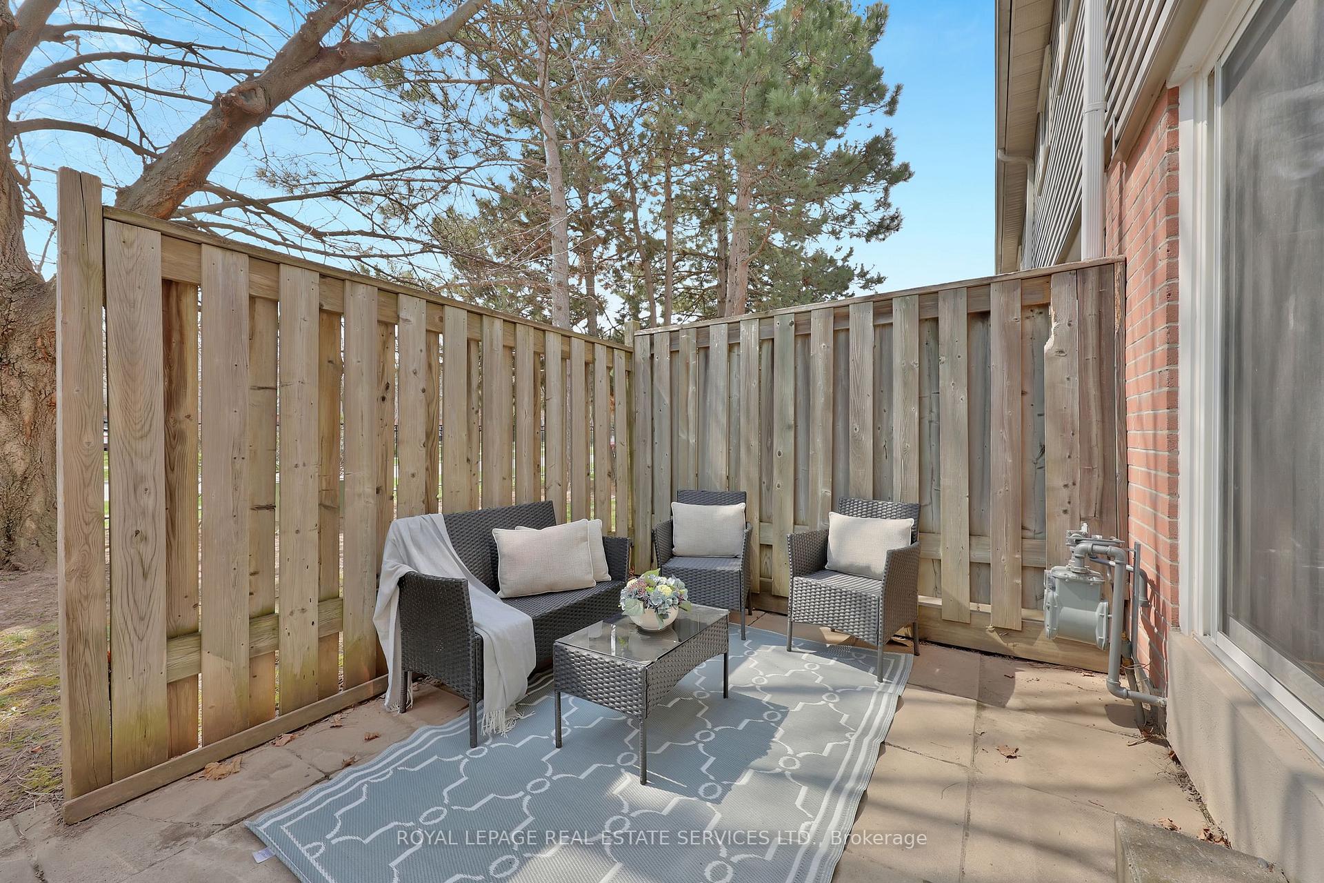3 Bedrooms Condo at 3125 Fifth, Mississauga For sale