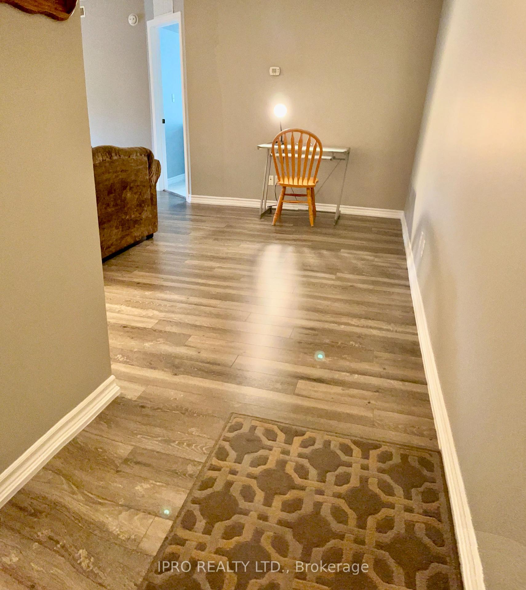 2 Bedrooms Condo at 4013 Kilmer, Burlington For sale