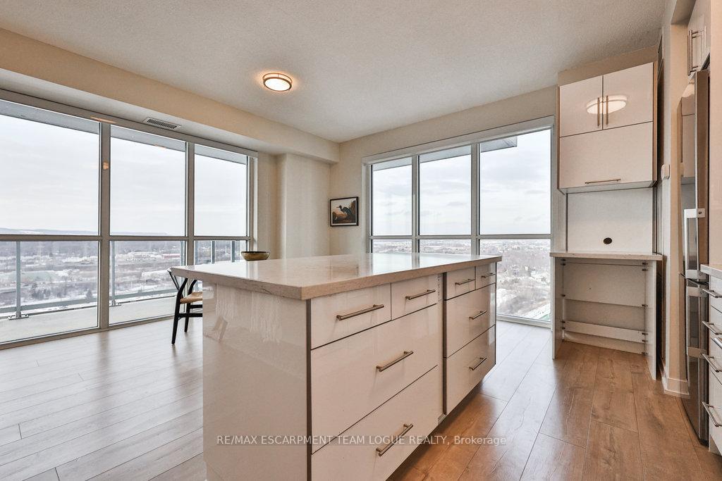 2 Bedrooms Condo at 2081 Fairview,  Burlington For sale