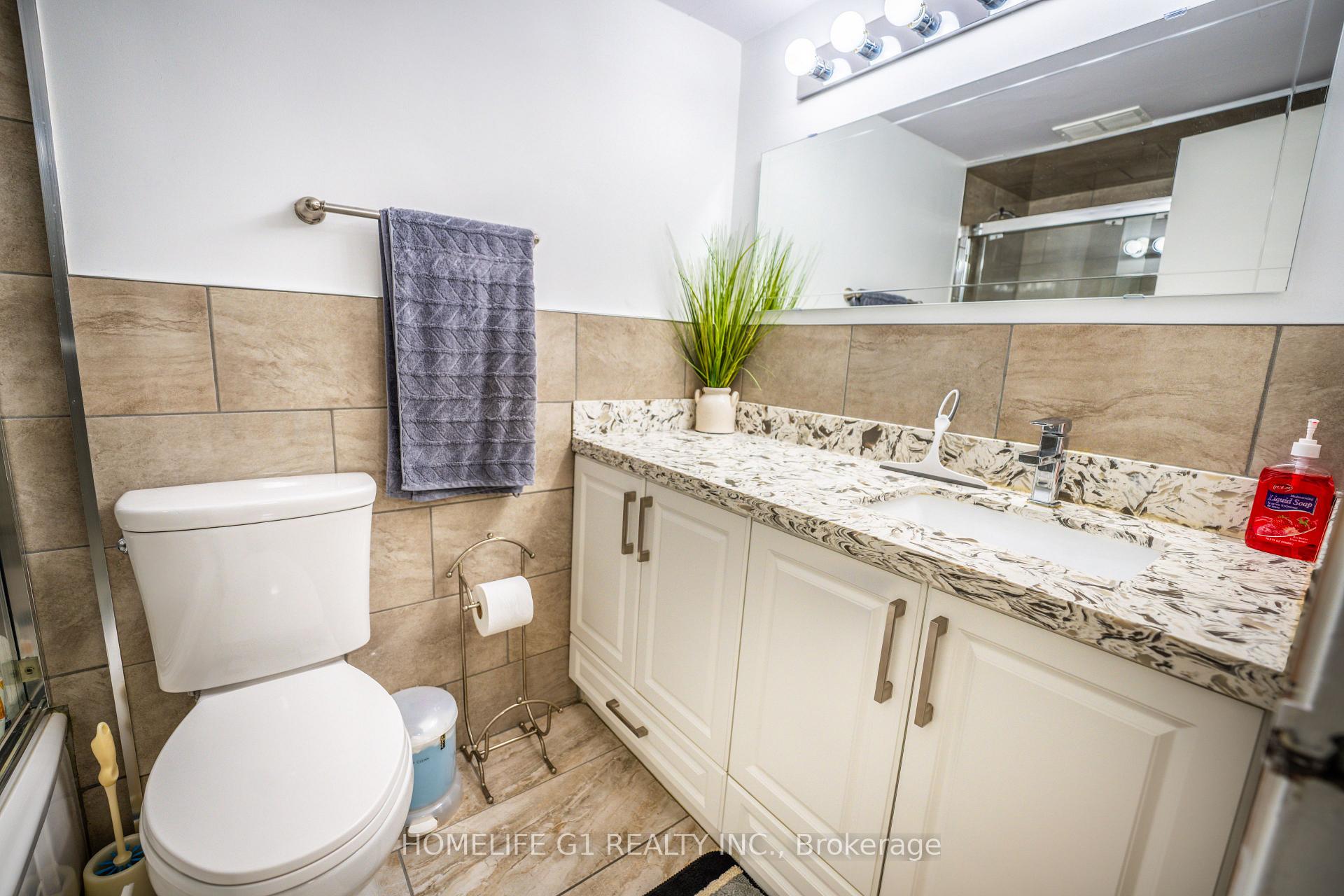 3 Bedrooms Condo at 5 Shady, Toronto For sale