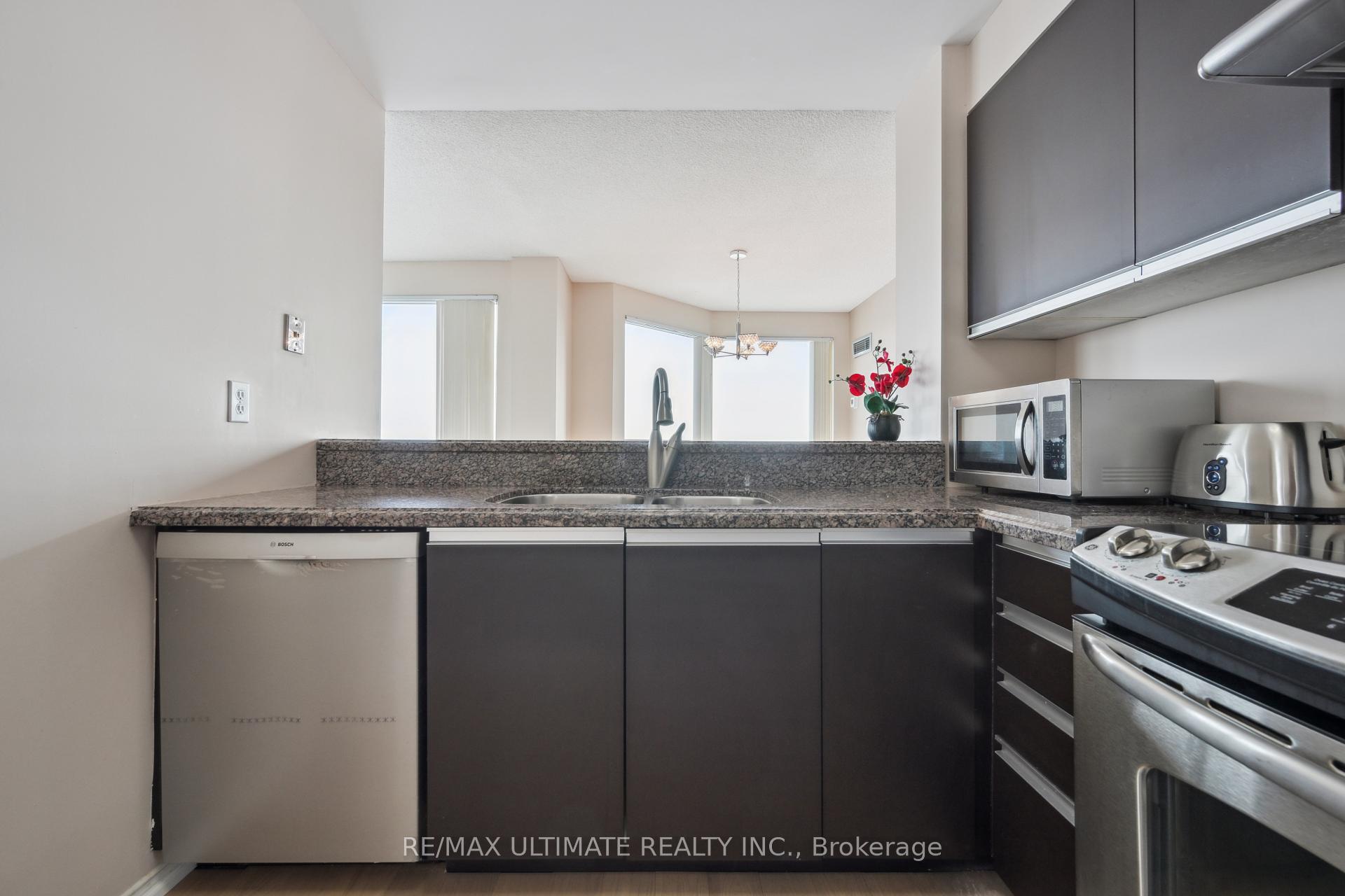 2 Bedrooms Condo at 2177 Burnhamthorpe, Mississauga For sale