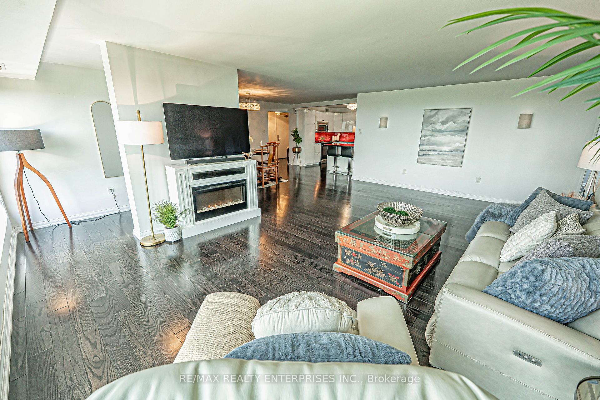 3 Bedrooms Condo at 1400 Dixie, Mississauga For sale