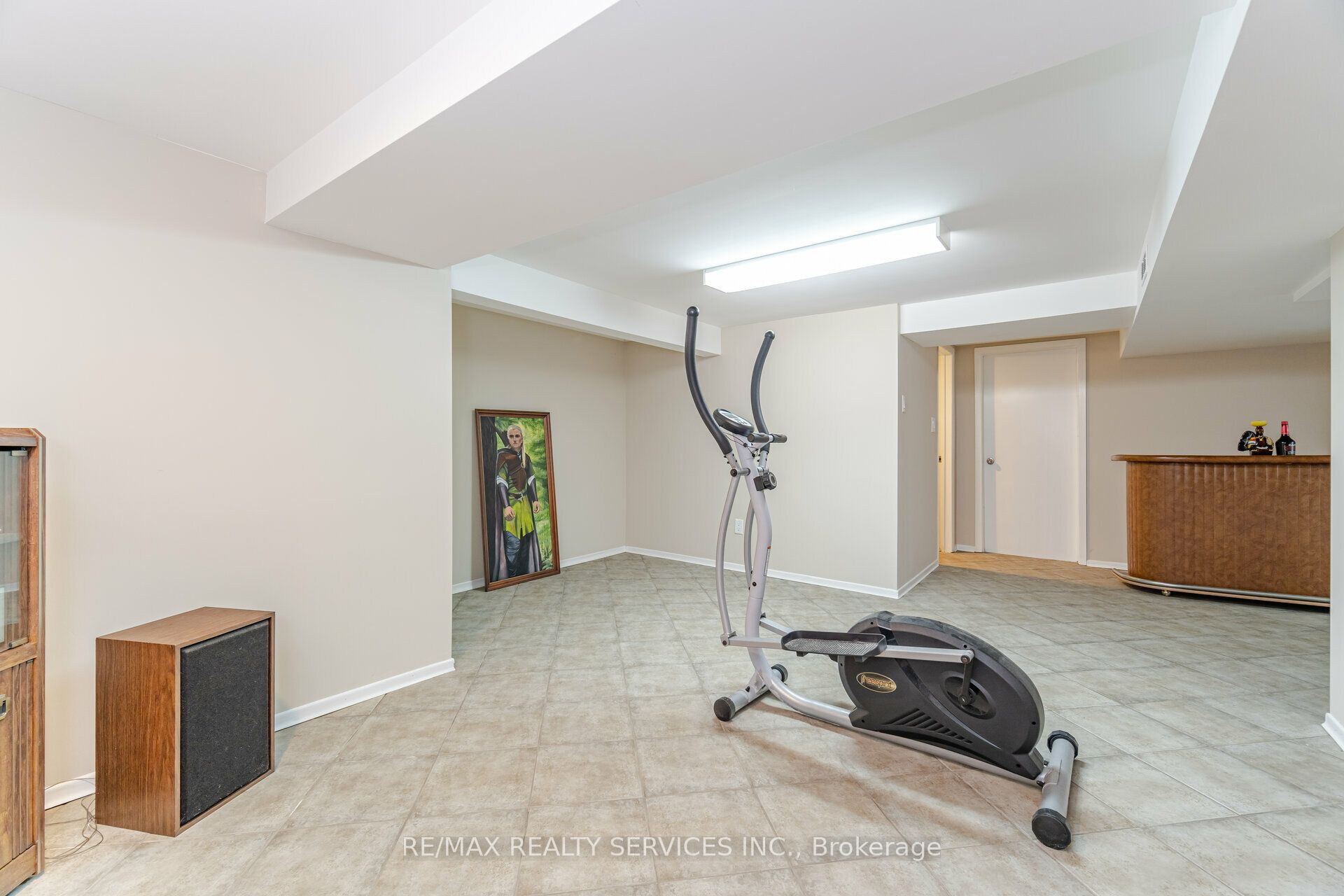 18 Wellington Street W