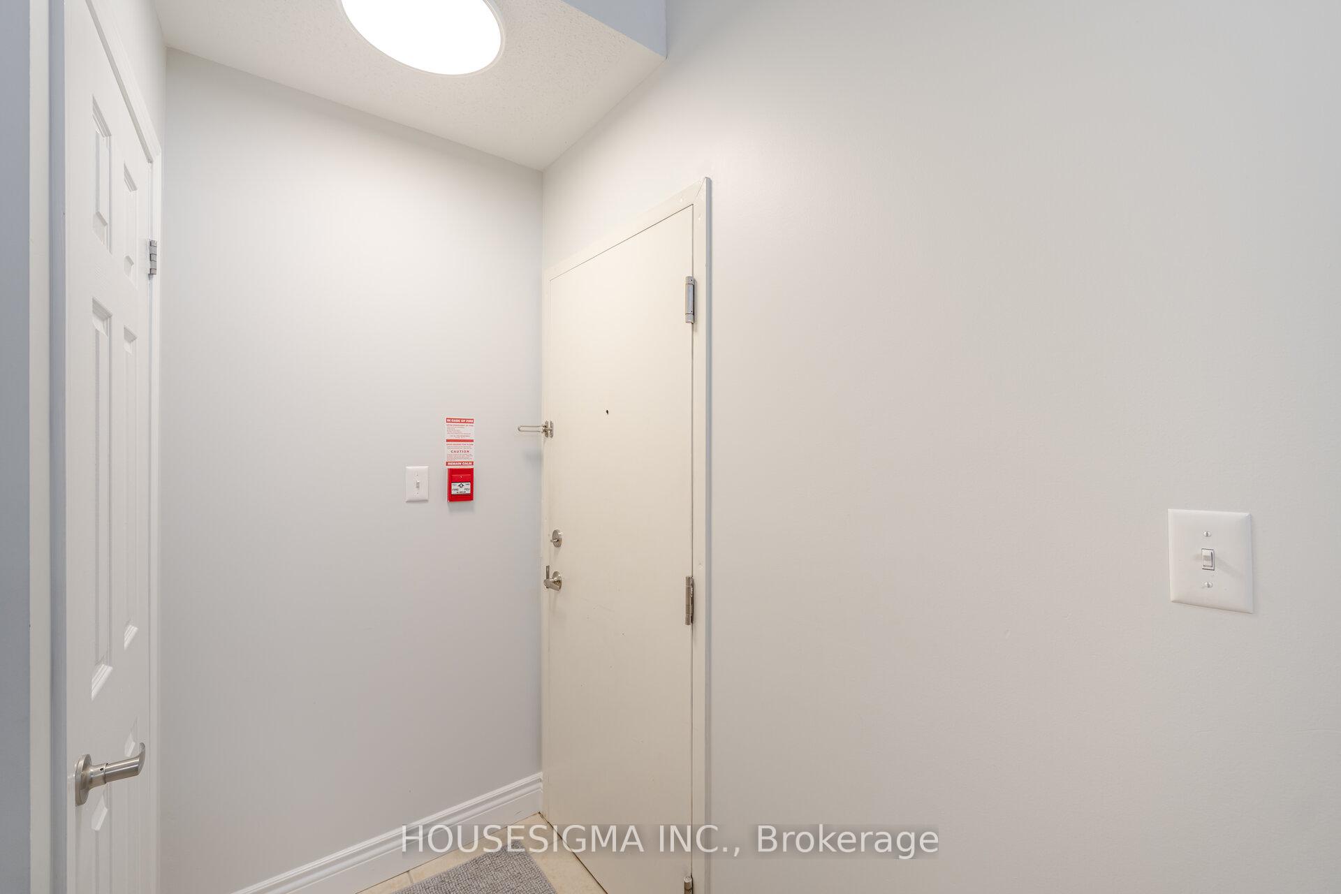 3 Bedrooms Condo at 760 Neighbourhood, Mississauga For sale