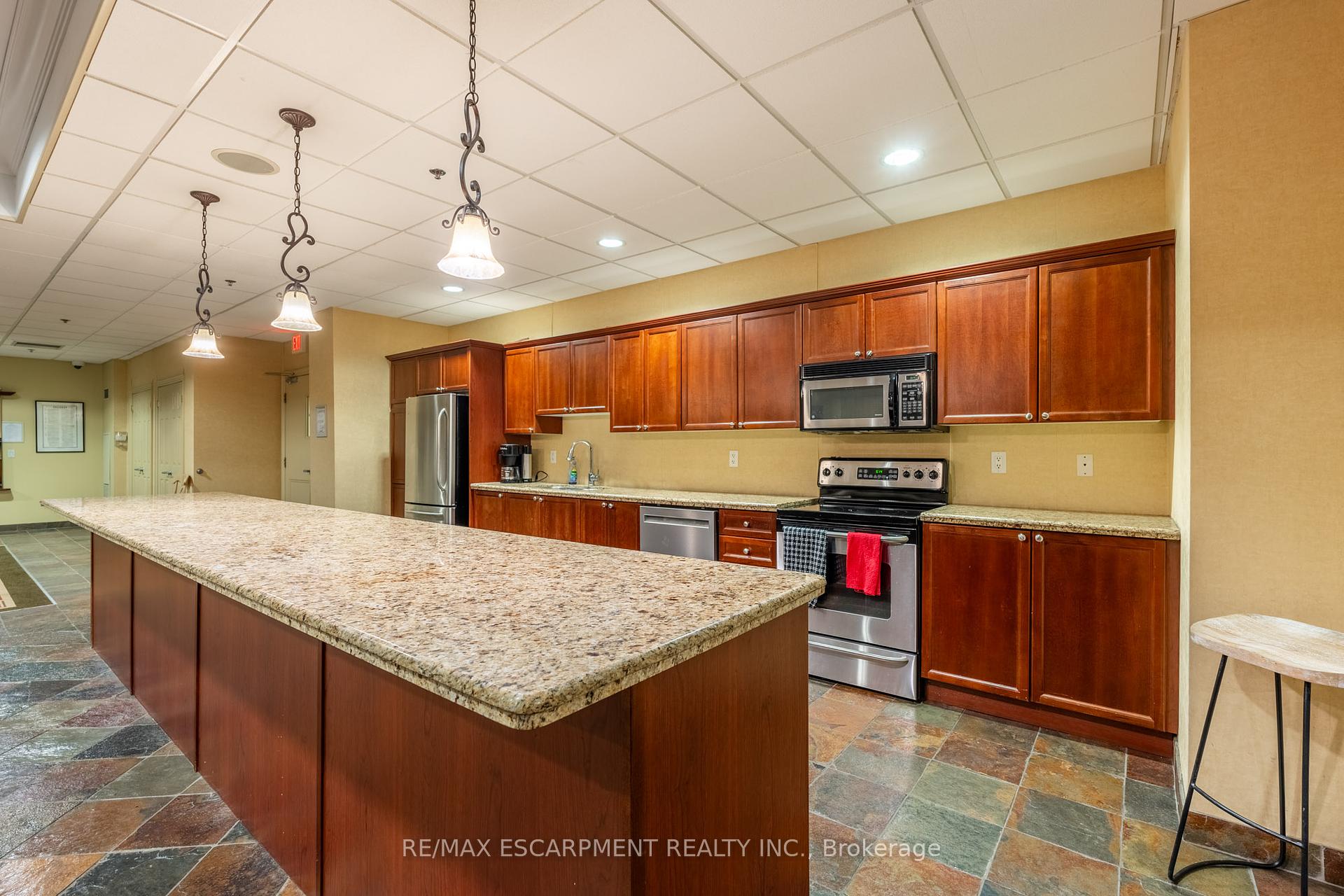 2 Bedrooms Condo at 399 Elizabeth, Burlington For sale