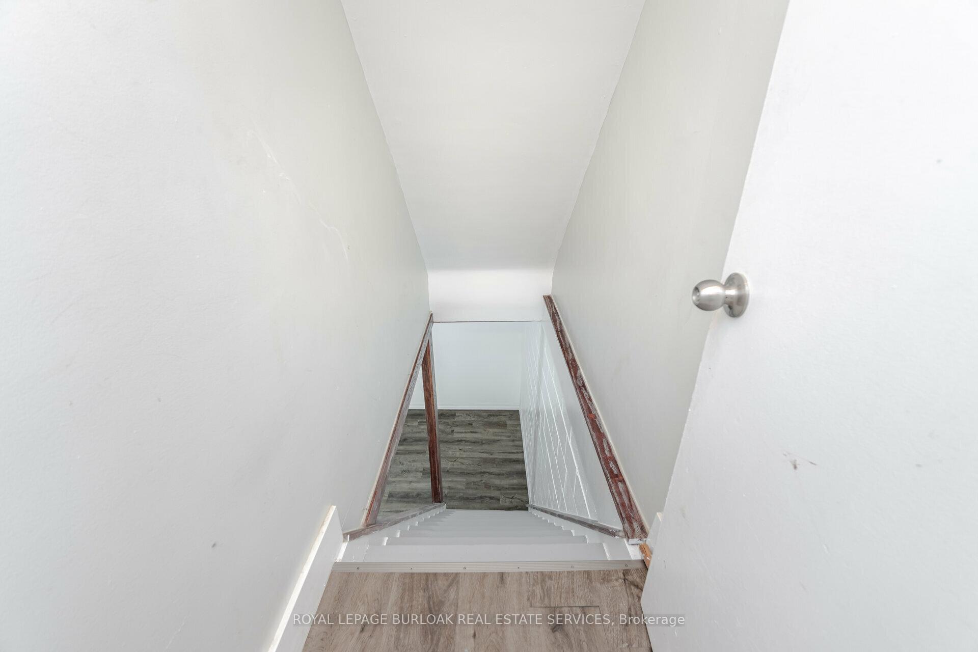2 Bedrooms Condo at 1116 Homewood, Burlington For sale
