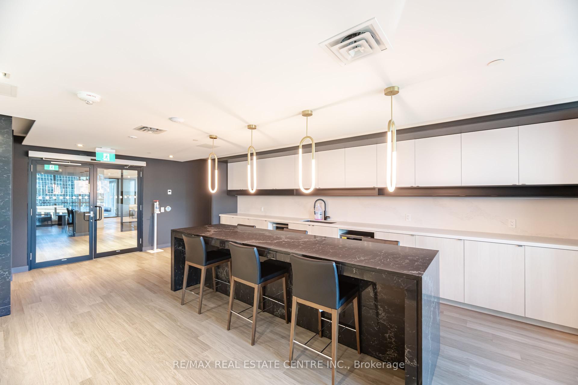 2 Bedrooms Condo at 4065 Confederation, Mississauga For sale