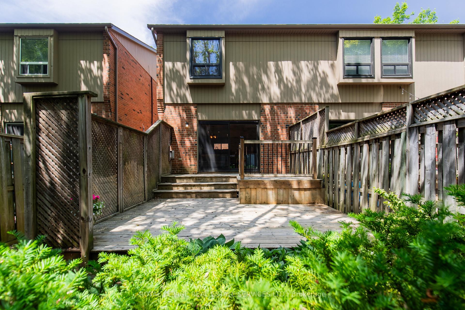 3 Bedrooms Condo at 3122 Lakeshore, Oakville For sale