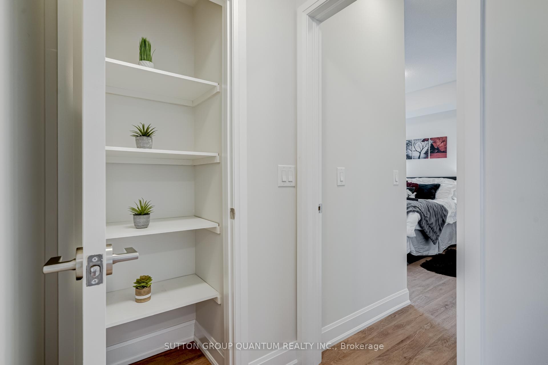 2 Bedrooms Condo at 275 Roxton, Oakville For sale