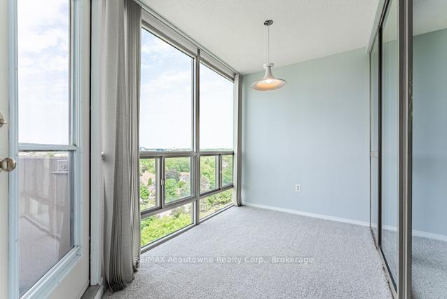 2 Bedrooms Condo at 5080 Pinedale, Burlington For sale
