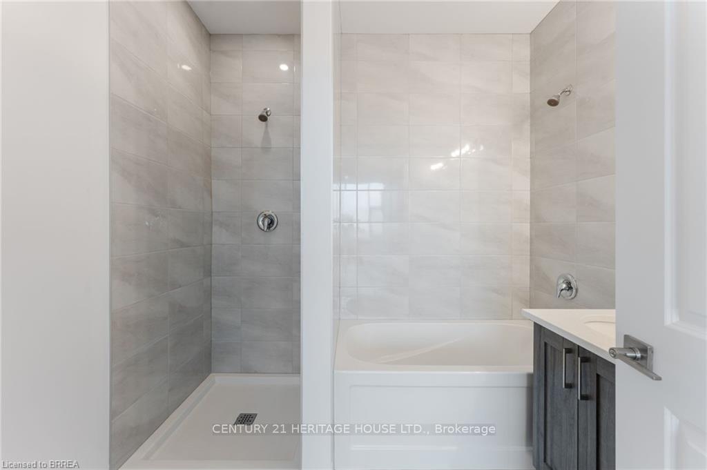 3 Bedrooms Condo at 5 Hamilton, Hamilton For sale
