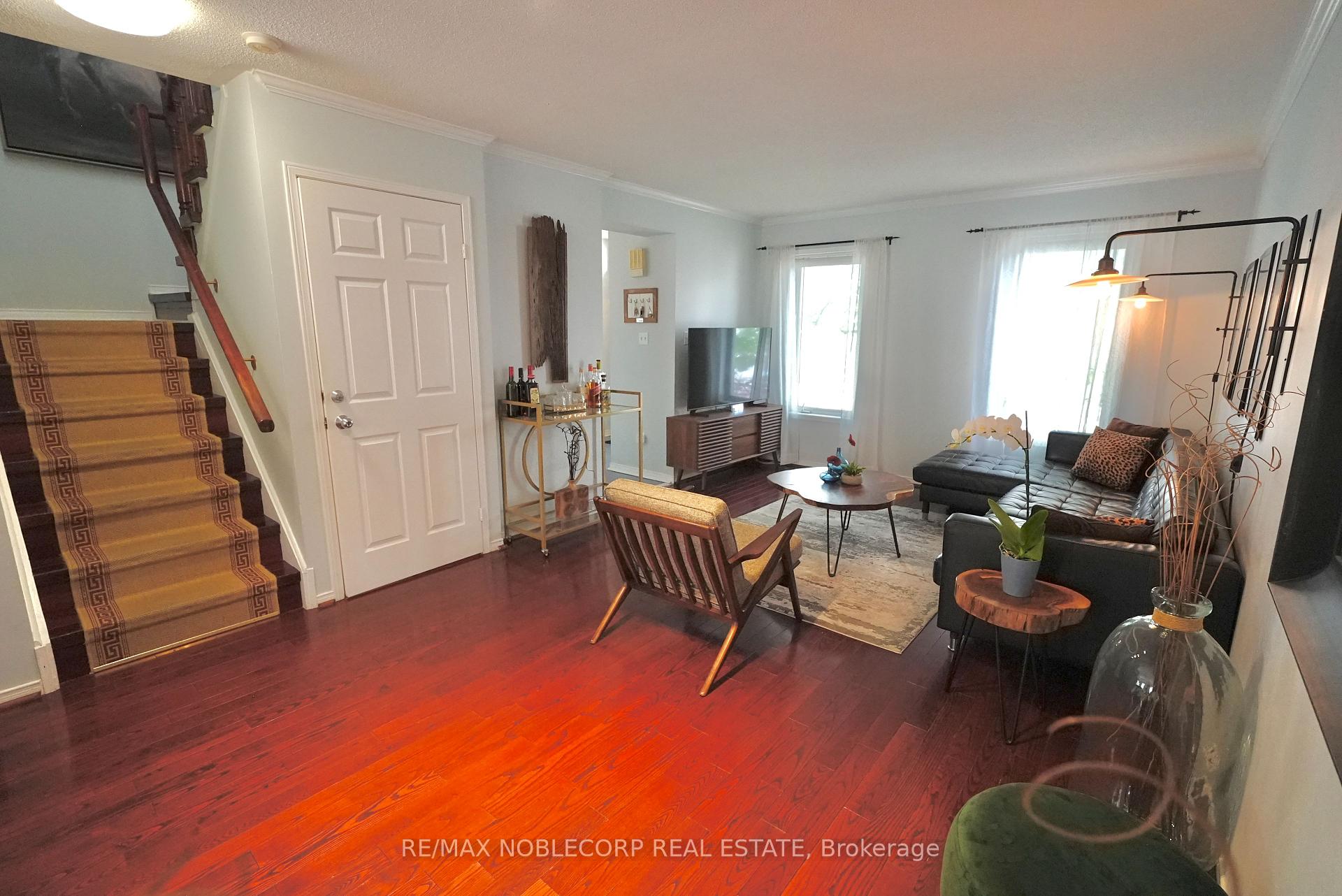 4 Bedrooms Condo at 17 Overlea, Toronto For sale