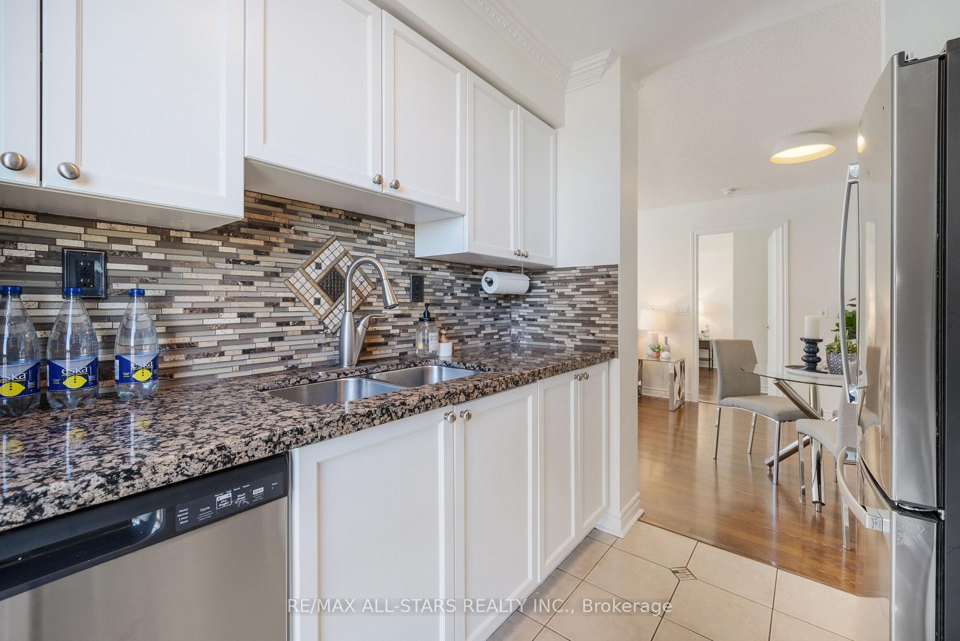 2 Bedrooms Condo at 5 Michael Power, Toronto For sale