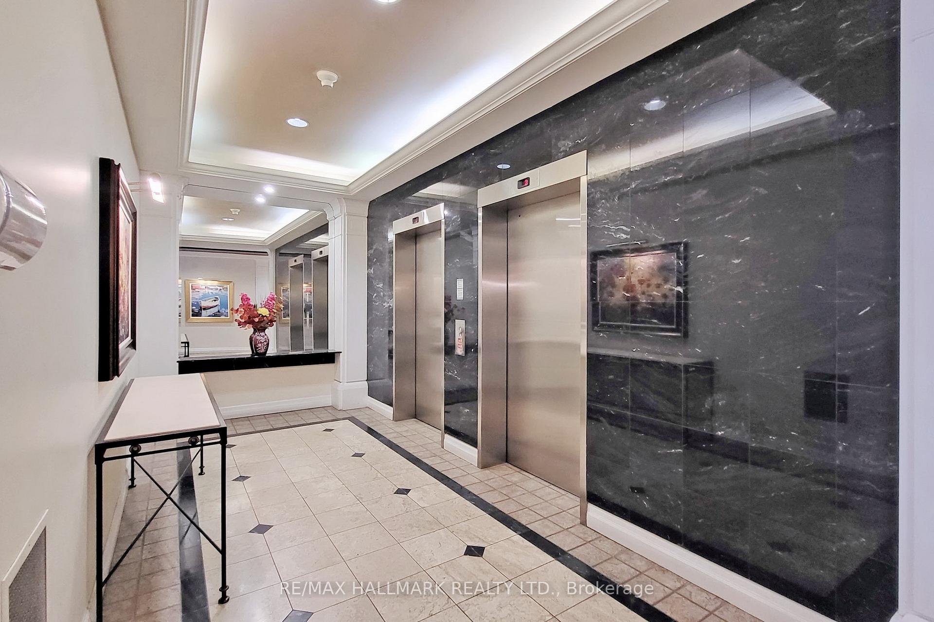 3 Bedrooms Condo at 121 Woodbridge, Vaughan For sale