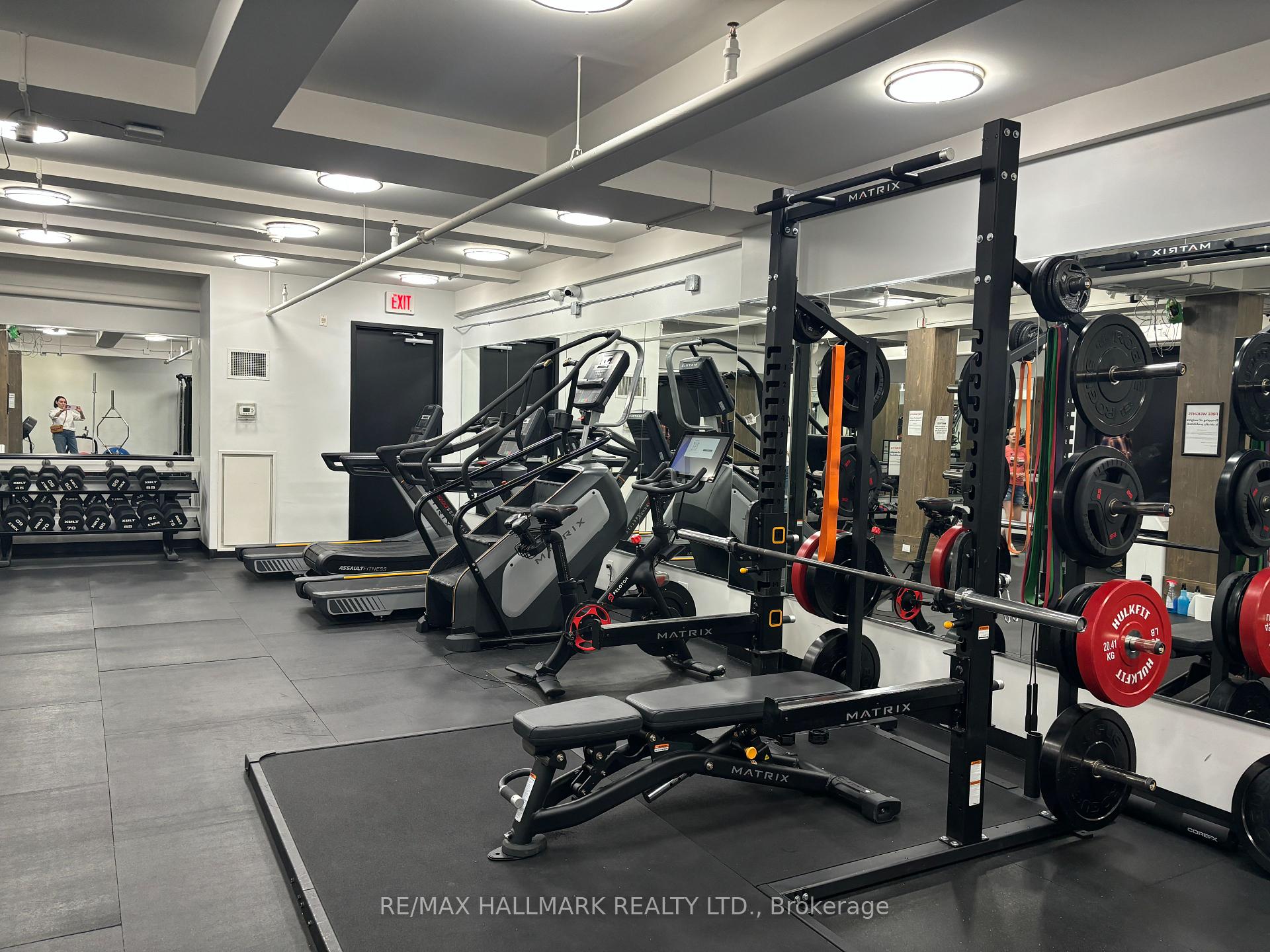 2 Bedrooms Condo at 43 Hanna, Toronto For sale