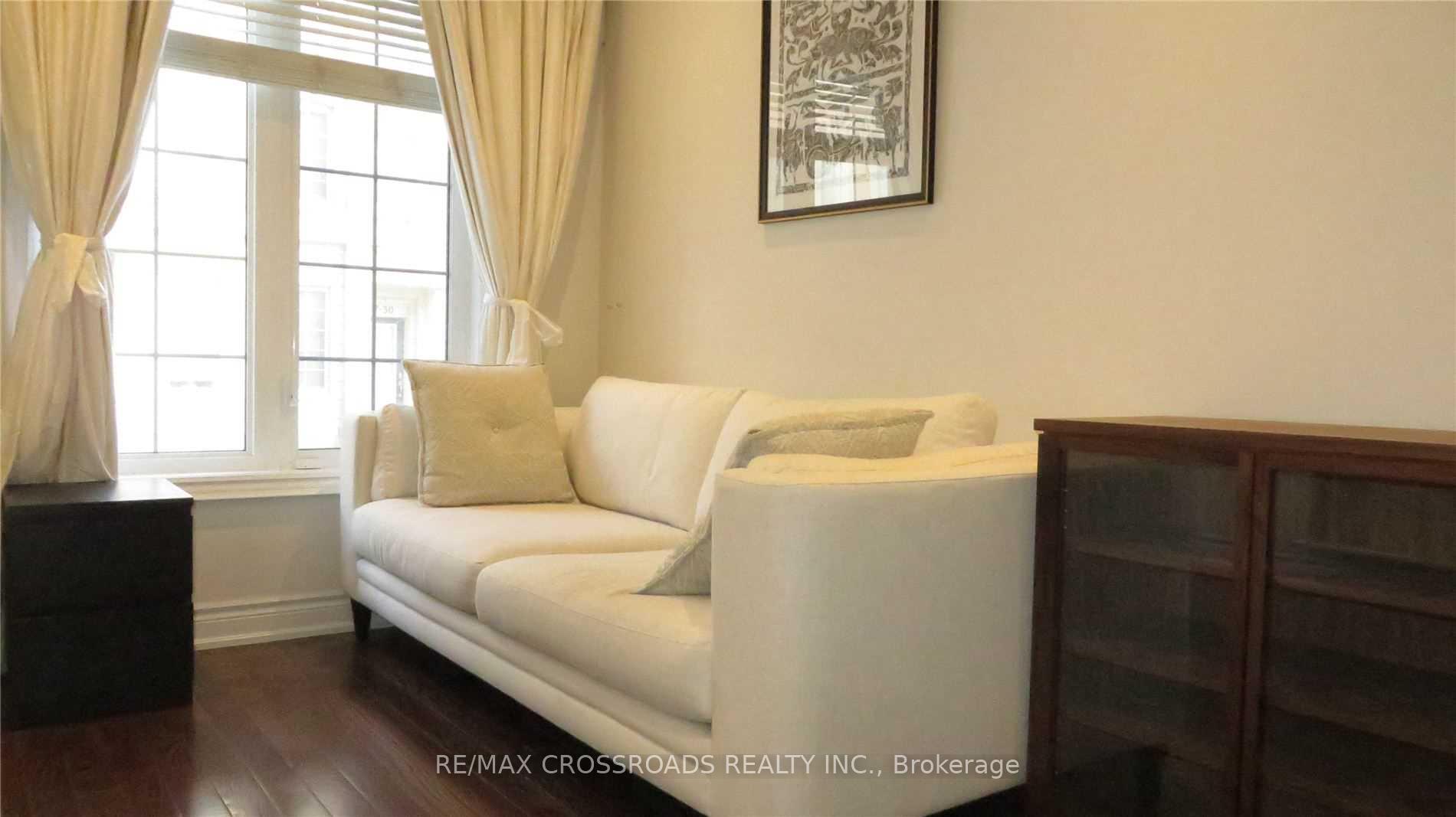 4 Bedrooms Condo at 20 Hargrave, Toronto For sale