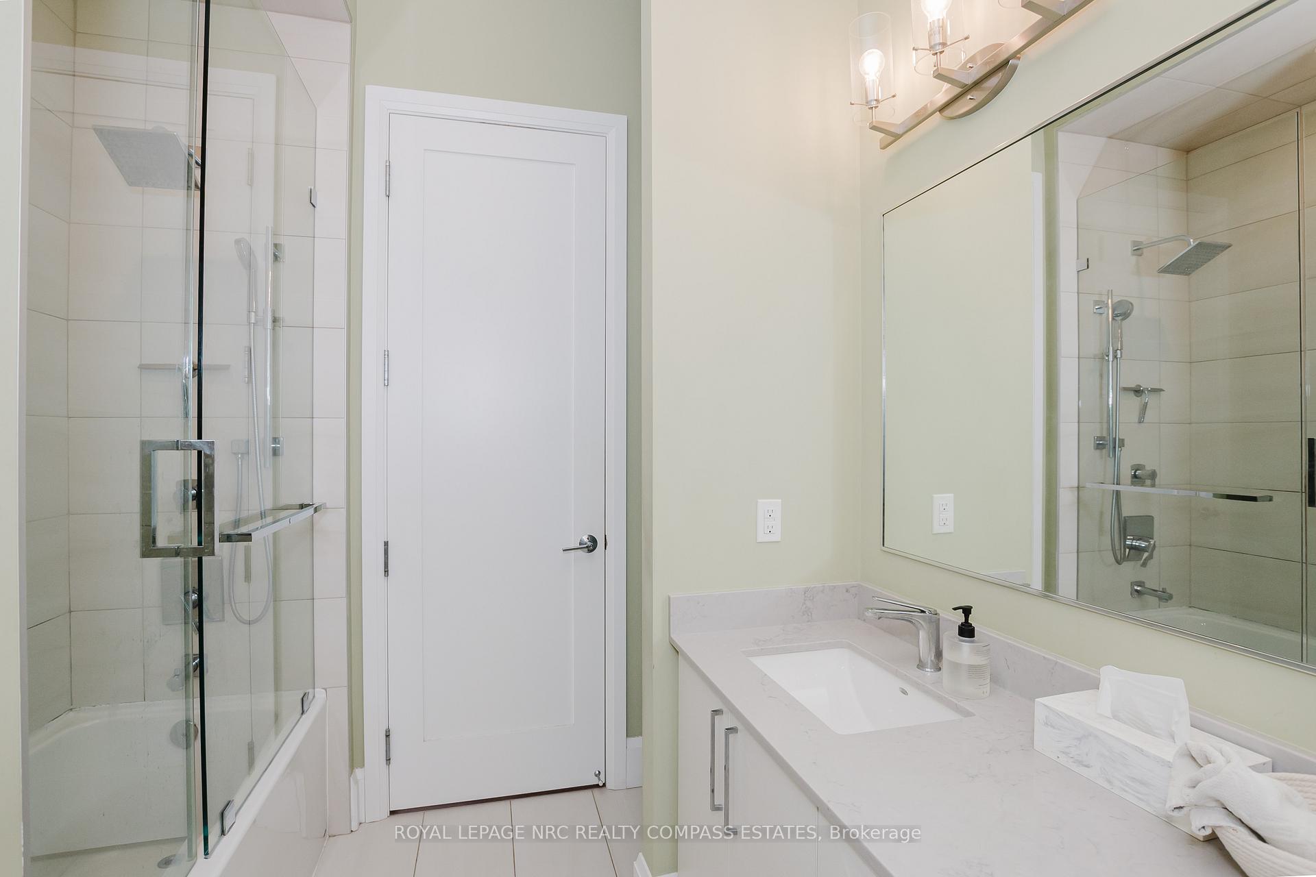 2 Bedrooms Condo at 118 King,  Hamilton For sale