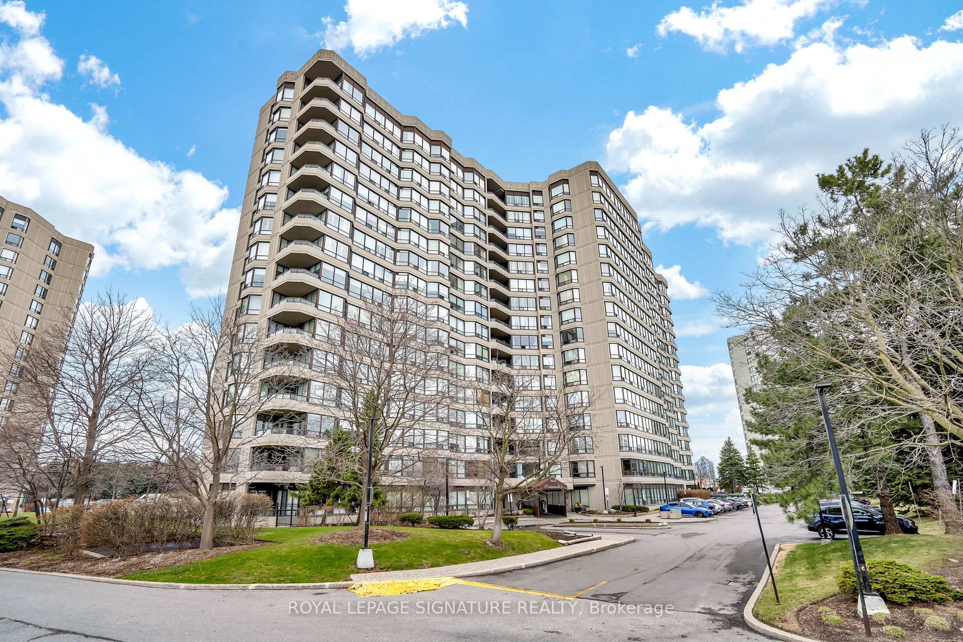 3 Bedrooms Condo at 7440 Bathurst, Vaughan For sale