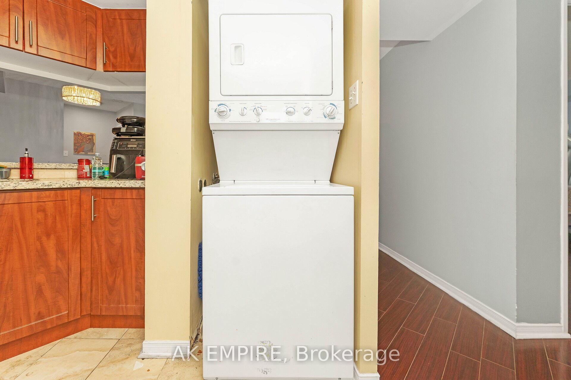 3 Bedrooms Condo at 250 Webb, Mississauga For sale