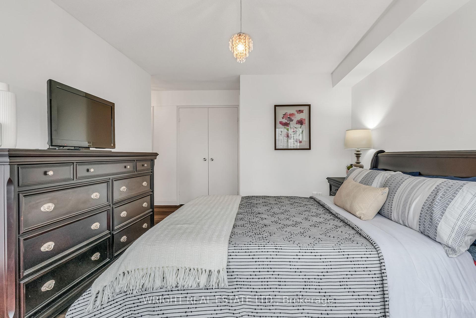 3 Bedrooms Condo at 1580 Mississauga Valley,  Mississauga For sale
