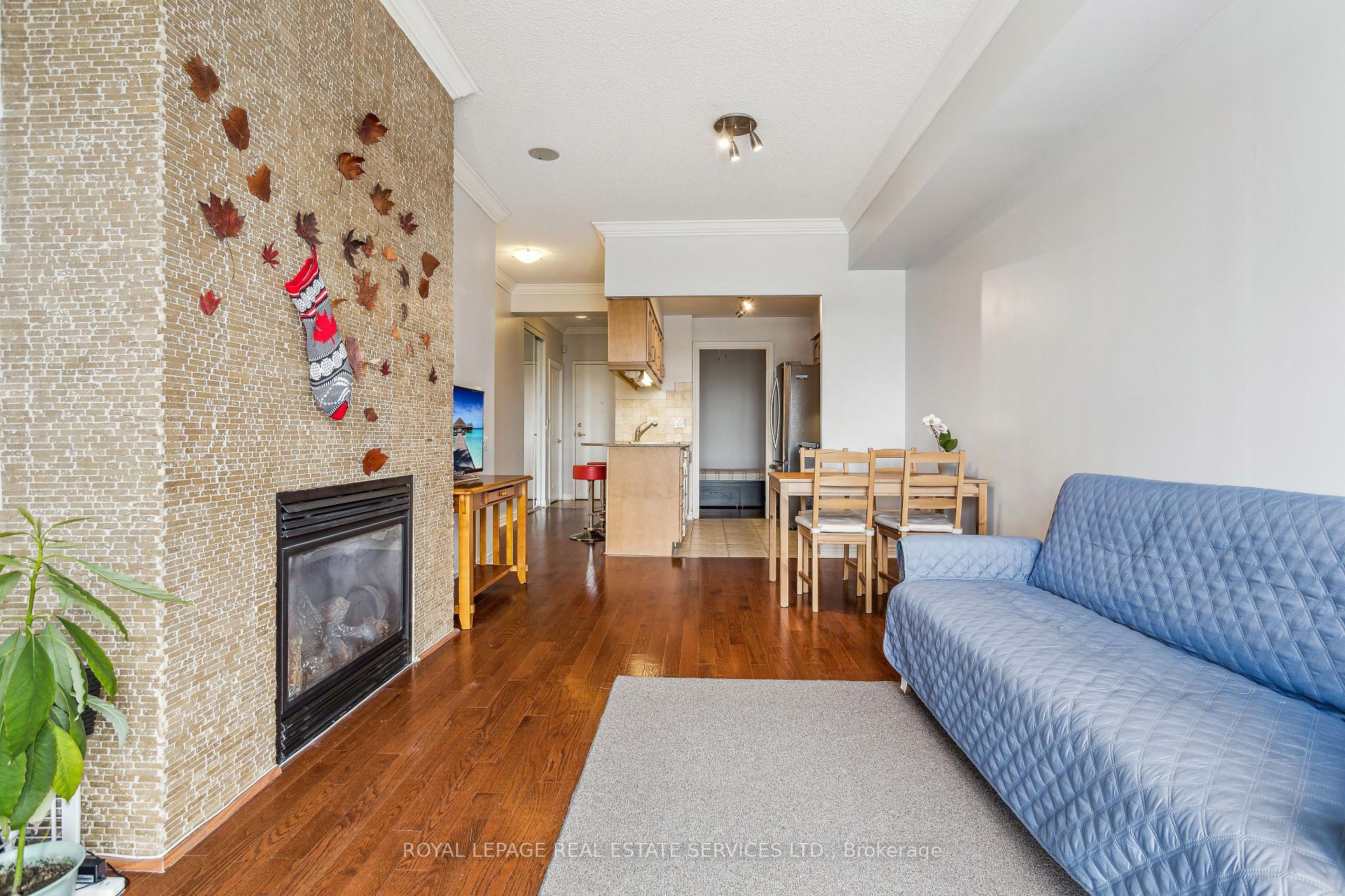 2 Bedrooms Condo at 40 Old Mill, Oakville For sale