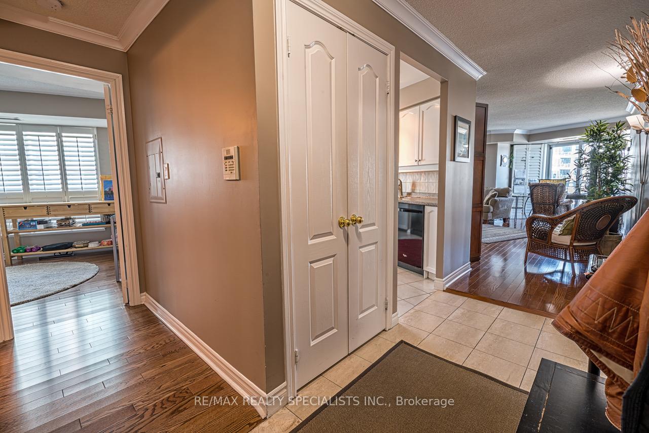 2 Bedrooms Condo at 2111 Lake Shore, Toronto For sale