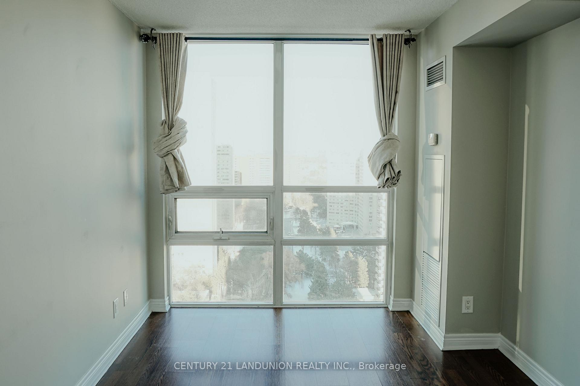 2 Bedrooms Condo at 208 Enfield, Mississauga For sale