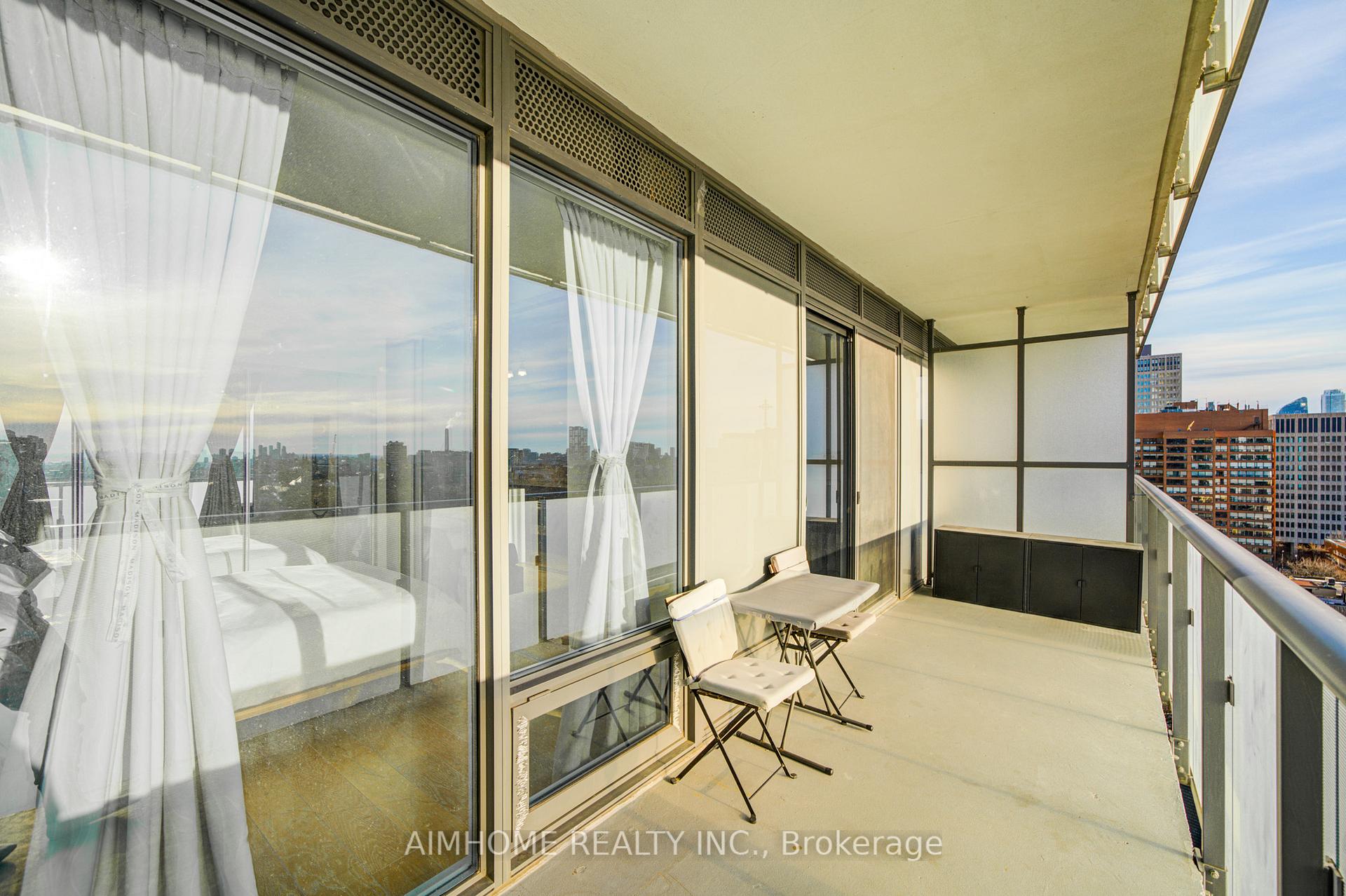 2 Bedrooms Condo at 1080 Bay, Toronto For sale