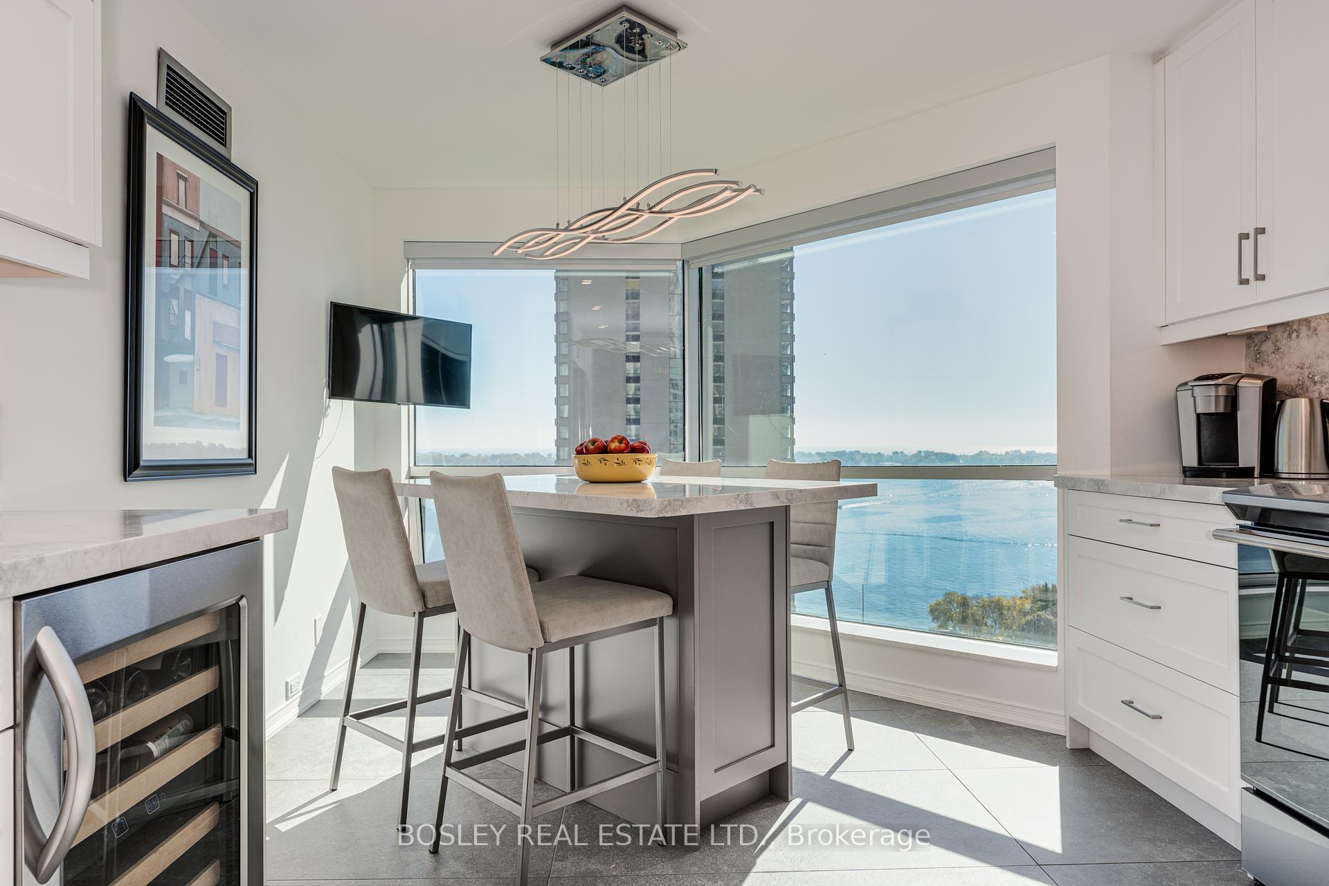 2 Bedrooms Condo at 10 Queens,  Toronto For sale