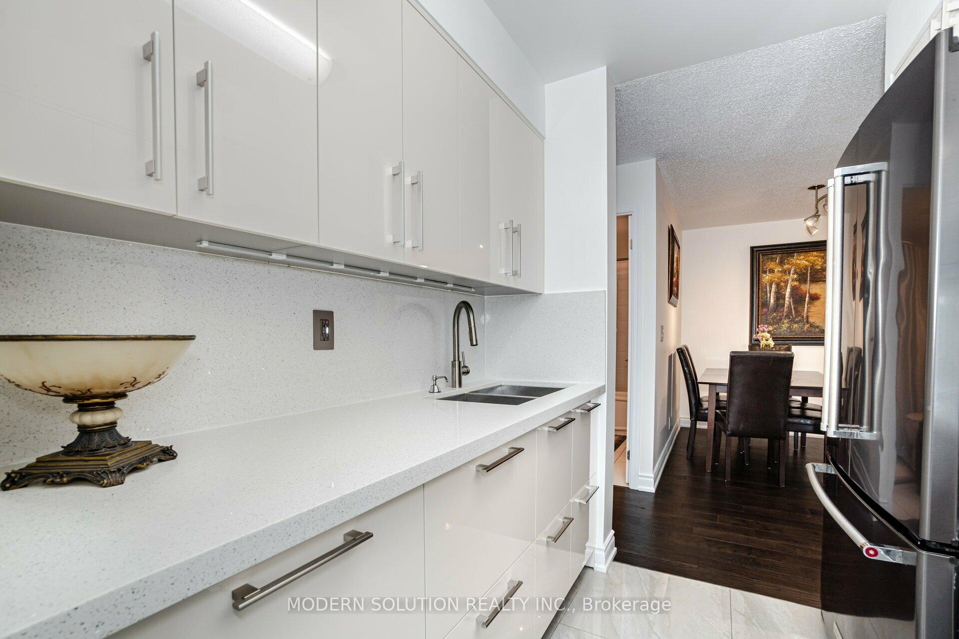 2 Bedrooms Condo at 1 Elm, Mississauga For sale