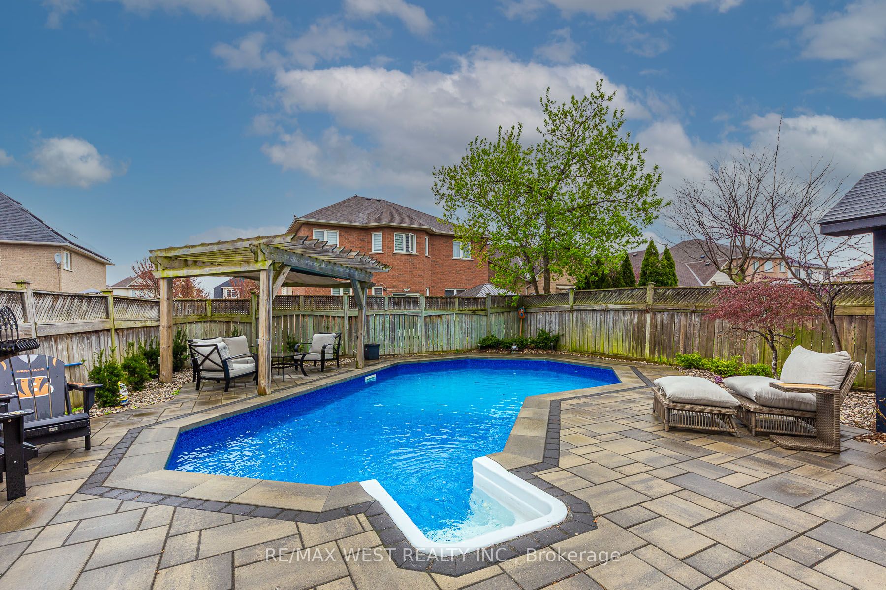 284 Alexander Crescent