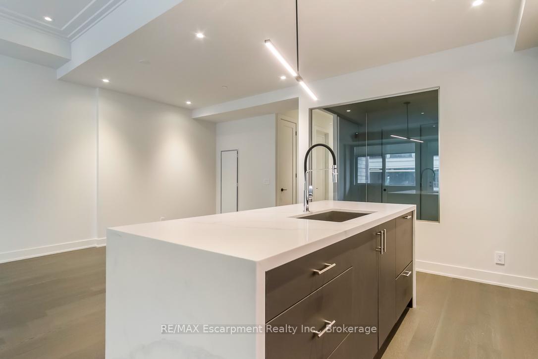 3 Bedrooms Condo at 123 Maurice, Oakville For sale