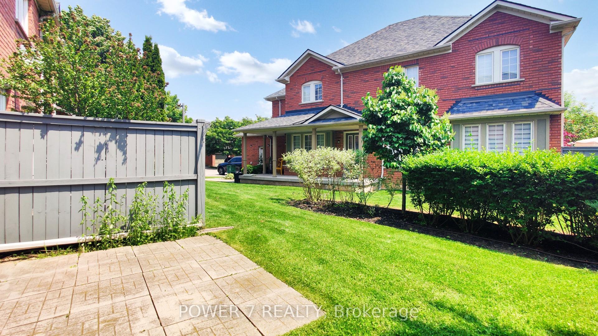 3 Bedrooms Condo at 2665 Thomas, Mississauga For sale