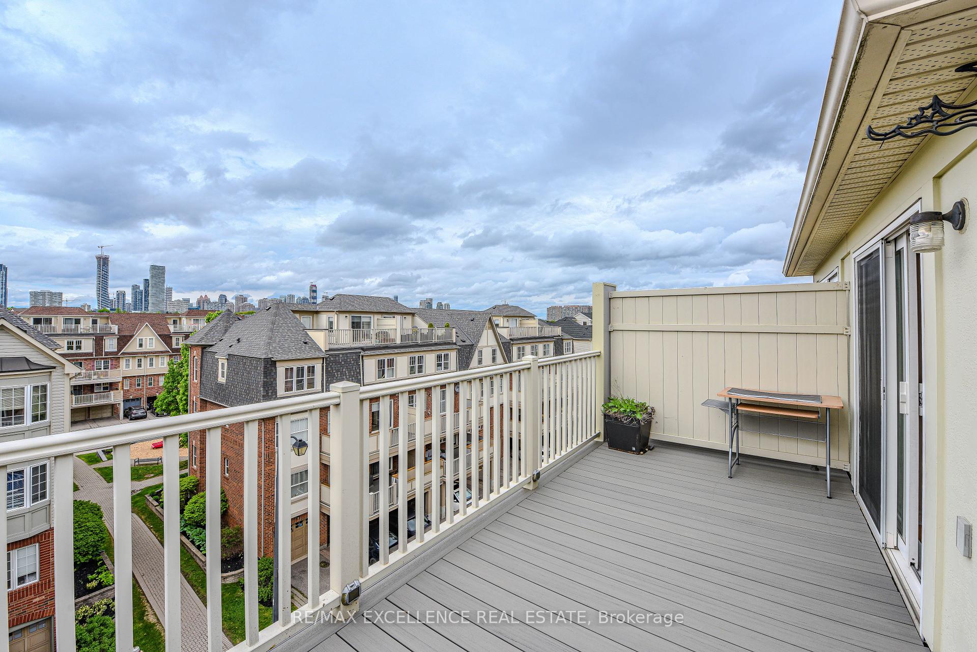 3 Bedrooms Condo at 599 Dundas, Mississauga For sale
