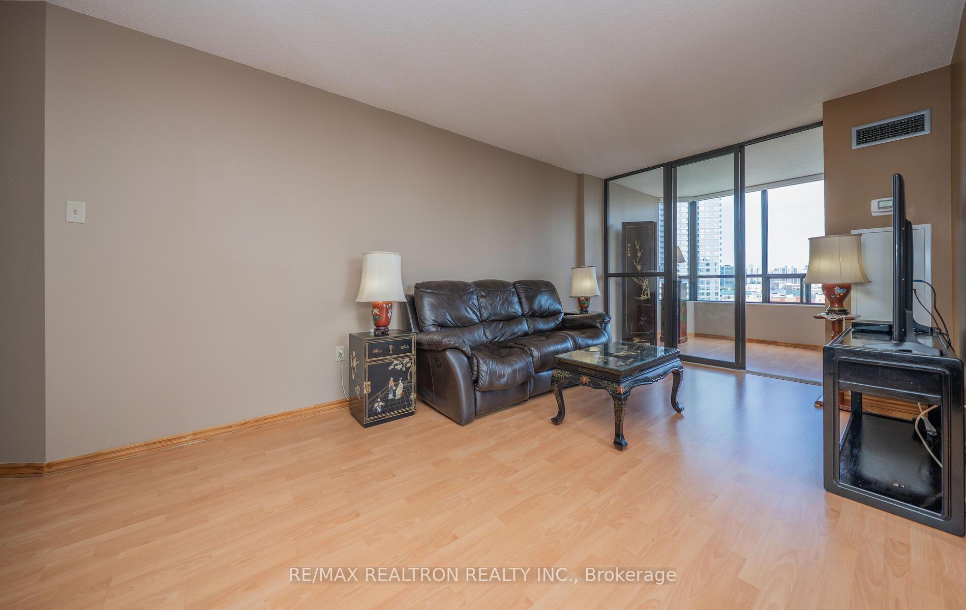 2 Bedrooms Condo at 7420 Bathurst, Vaughan For sale