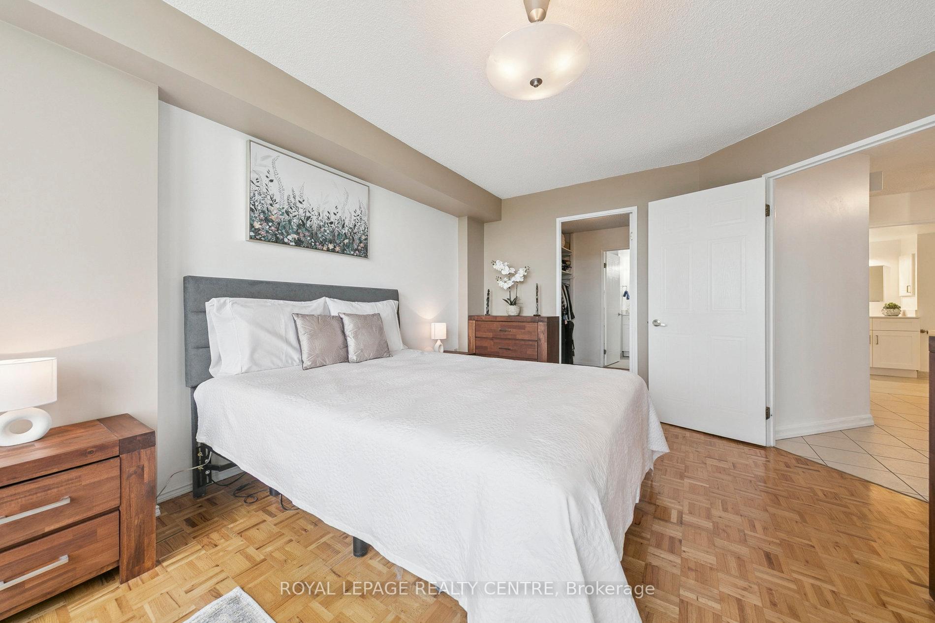 3 Bedrooms Condo at 1110 Walden, Mississauga For sale