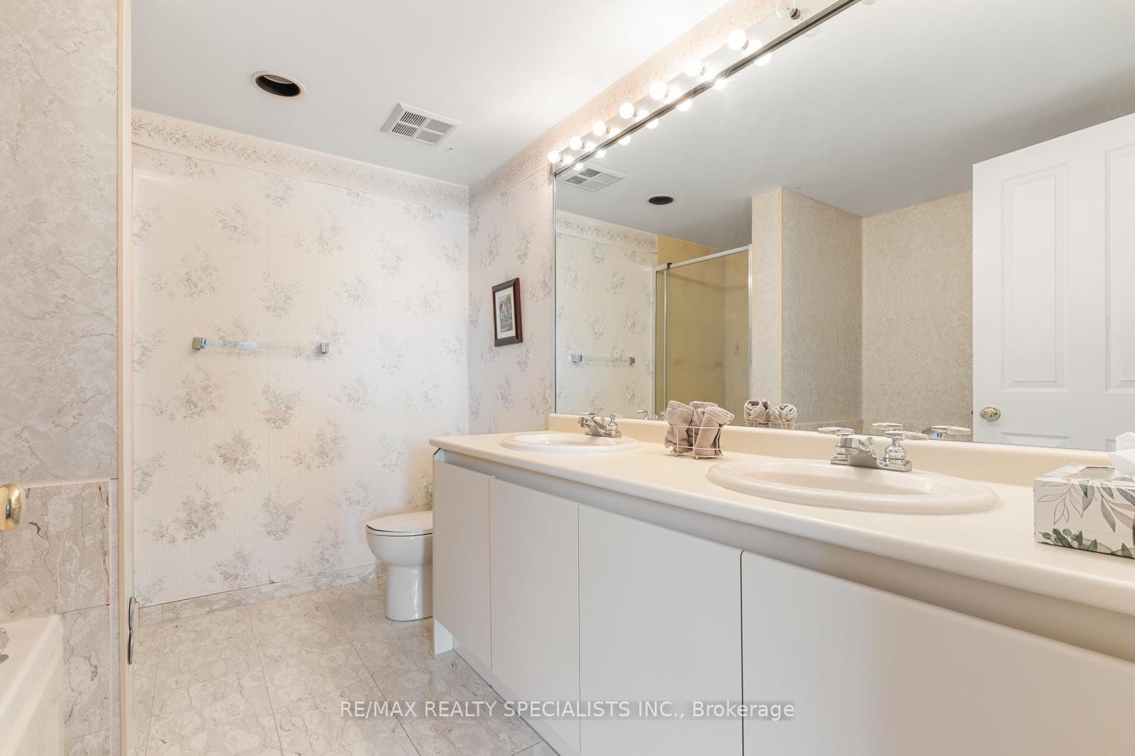 2 Bedrooms Condo at 1800 The Collegeway, Mississauga For sale