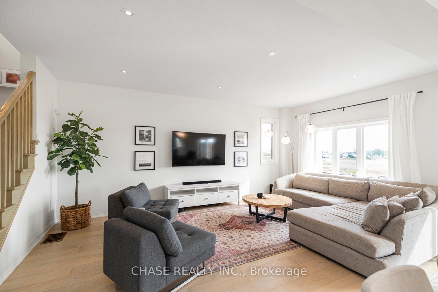 8 Bedrooms Condo at 120 Vineberg,  Hamilton For sale